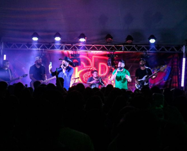 Show com a dupla Caio e Breno marca o retorno s aulas na Univs